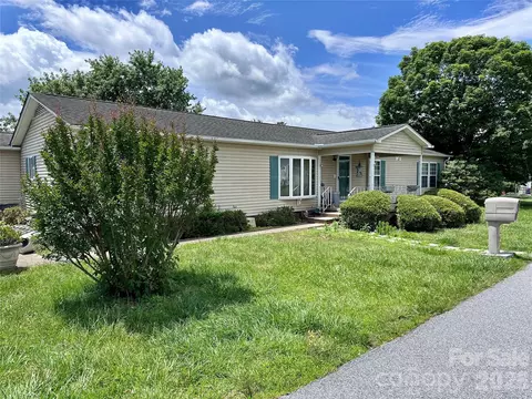 308 Riverwind Dr, Hendersonville, NC 28739