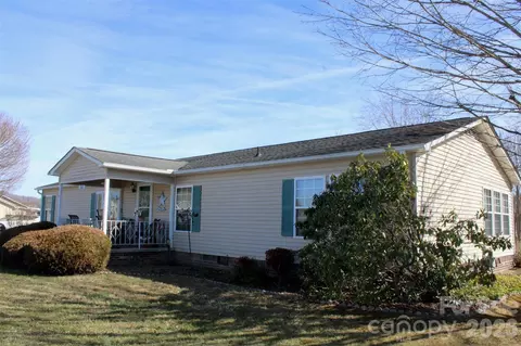 308 Riverwind Dr, Hendersonville, NC 28739