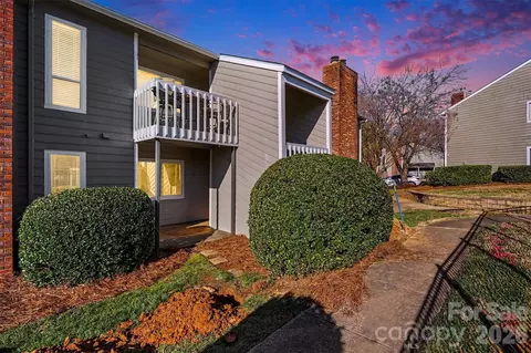 6148 Heath Ridge Ct, Charlotte, NC 28210