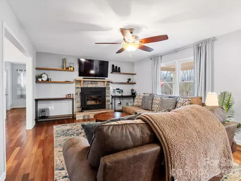 Living - 26 Morrow Dr, Fairview, NC 28730 photo 2 of 4