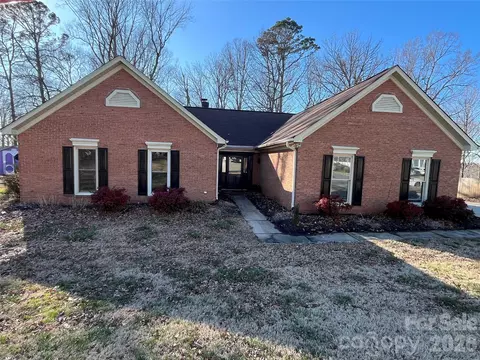 1300 Long Paw Ln, Charlotte, NC 28214