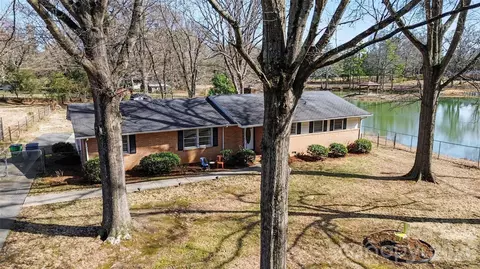 4831 Dogwood Pl, Charlotte, NC 28212