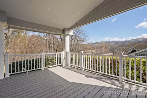 100 Meadowind Ct, Waynesville, NC 28786