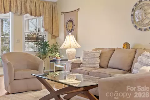 5 Governors Dr, Hendersonville, NC 28791