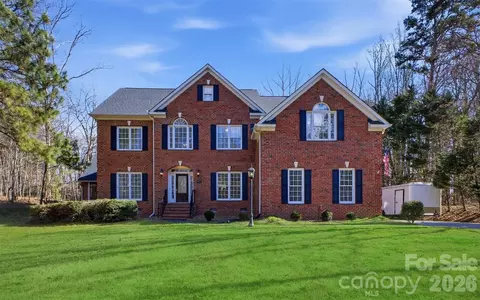 4425 Glen Oaks Dr, Matthews, NC 28104