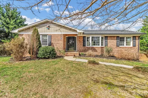 1 Oak Ln, Candler, NC 28715