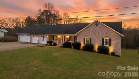 201 Midway Park Ln, Taylorsville, NC 28681