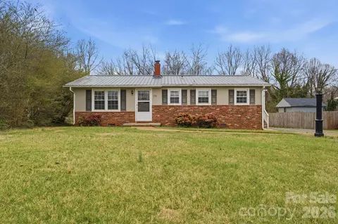 736 E 11th St, Newton, NC 28658