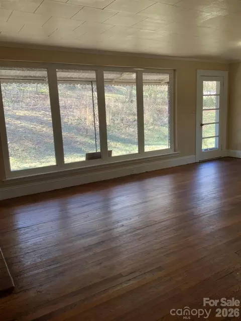Living - 626 3rd Avenue Se Dr SE, Hickory, NC 28602 photo 2 of 7
