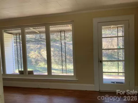 Living - 626 3rd Avenue Se Dr SE, Hickory, NC 28602 photo 3 of 7
