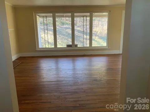 Living - 626 3rd Avenue Se Dr SE, Hickory, NC 28602 photo 4 of 7