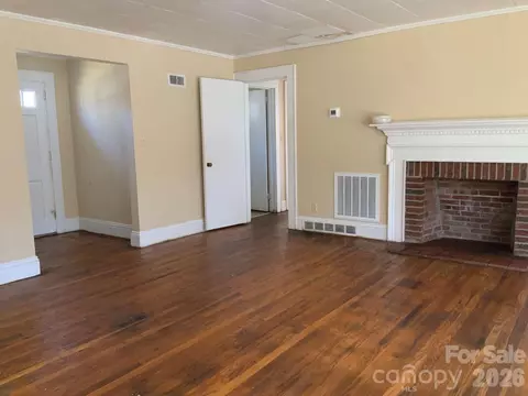 Living - 626 3rd Avenue Se Dr SE, Hickory, NC 28602 photo 5 of 7