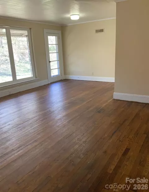 Living - 626 3rd Avenue Se Dr SE, Hickory, NC 28602 photo 7 of 7