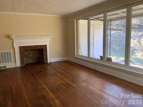 Living - 626 3rd Avenue Se Dr SE, Hickory, NC 28602 photo 1 of 7