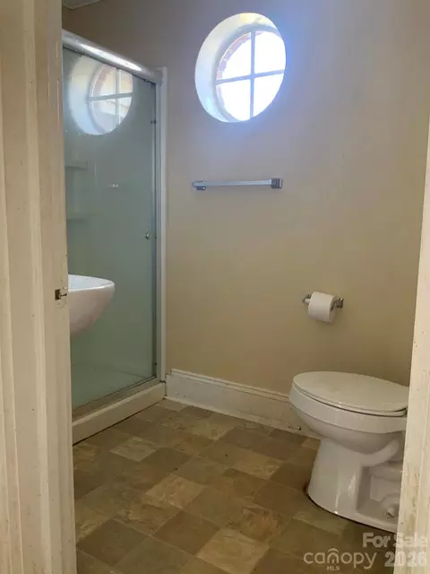 Bath - 626 3rd Avenue Se Dr SE, Hickory, NC 28602 photo 2 of 2