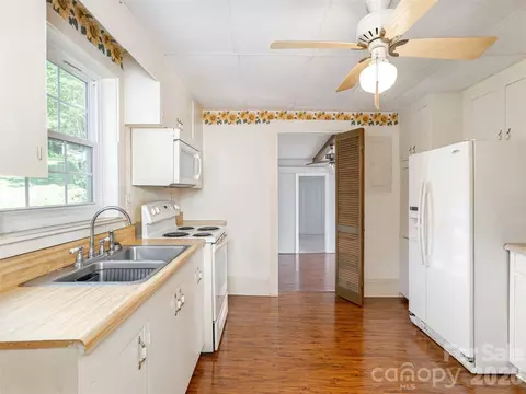 Kitchen - 34 Lockhart Rd, Tryon, NC 28782 photo 4 of 5