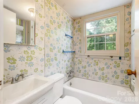 Bath - 34 Lockhart Rd, Tryon, NC 28782 photo 2 of 3