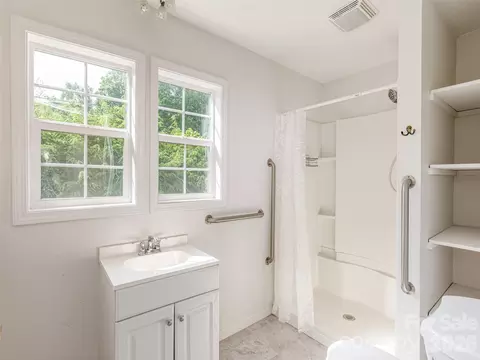 Bath - 34 Lockhart Rd, Tryon, NC 28782 photo 3 of 3