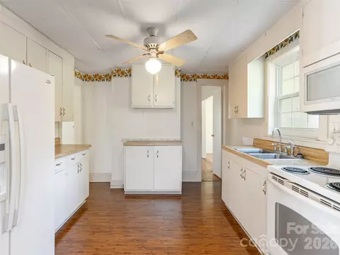 Kitchen - 34 Lockhart Rd, Tryon, NC 28782 photo 2 of 5