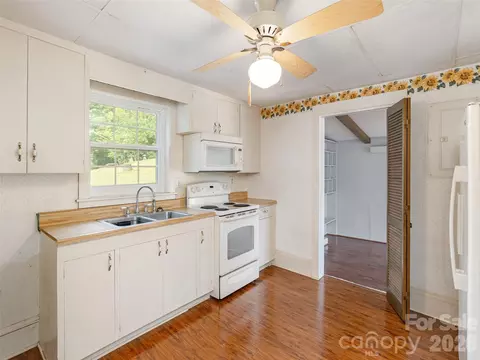Kitchen - 34 Lockhart Rd, Tryon, NC 28782 photo 3 of 5