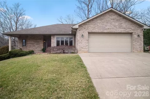 105 Fairway Knoll Dr, Hendersonville, NC 28739