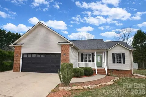 5505 Creek Point Dr, Hickory, NC 28601