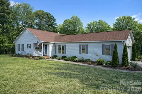 411 27th Avenue Nw Cir NW, Hickory, NC 28601