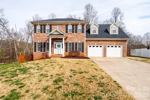 2640 Ironwood Dr, Hickory, NC 28602