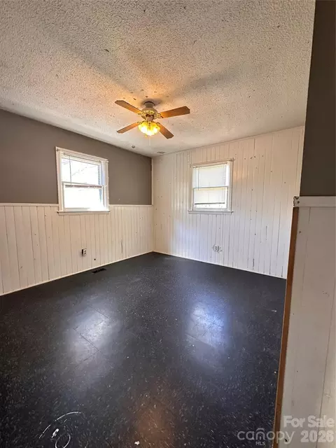 Bedroom - 621 E 11th St, Newton, NC 28658 photo 4 of 7
