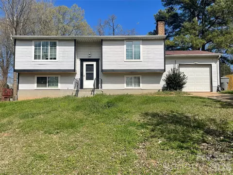 1221 Farmfield Ln, Charlotte, NC 28213