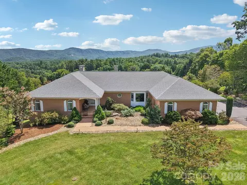 18 Thornapple Dr, Hendersonville, NC 28739