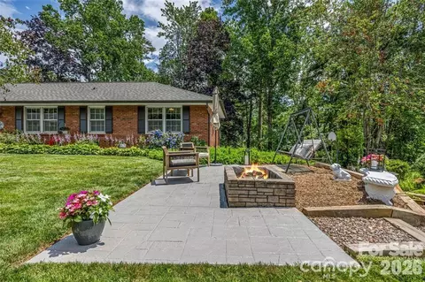 11 Blueberry Hill Rd, Asheville, NC 28804