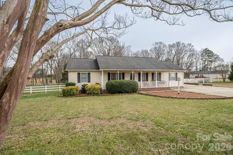 112 Pilots Ridge Dr, Bessemer City, NC 28016