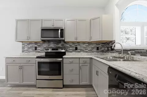 Kitchen - 7978 Mariners Pointe Cir, Denver, NC 28037 photo 2 of 2