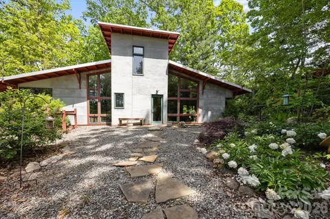 27 Rosebud Ln, Fairview, NC 28730