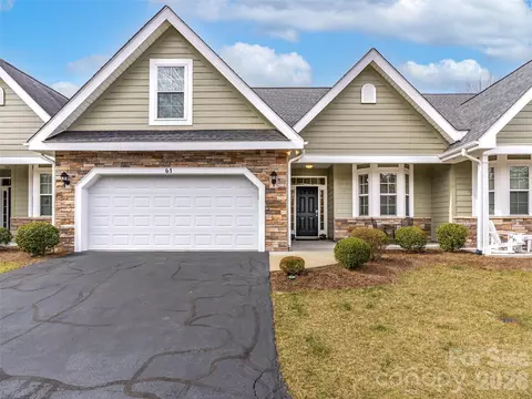 61 Blythe Commons Ct, Hendersonville, NC 28791