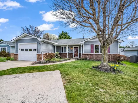 220 Dartcrest Dr, Hendersonville, NC 28792