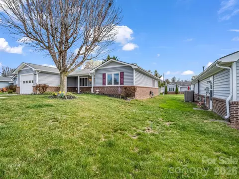 220 Dartcrest Dr, Hendersonville, NC 28792