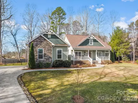 Exterior - 76 Ledgestone Dr, Fairview, NC 28730 photo 2 of 11