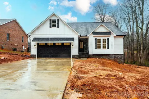 1610 Summerlin Pl, Newton, NC 28658