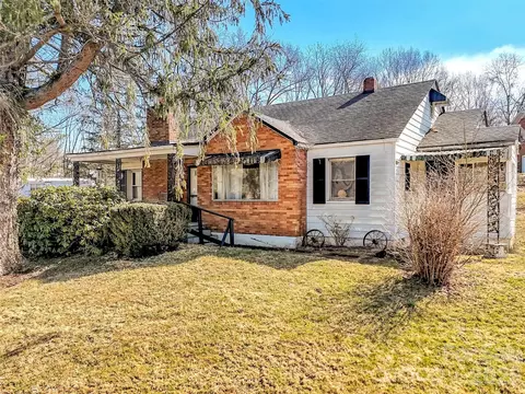 301 Mulberry St, Clyde, NC 28721