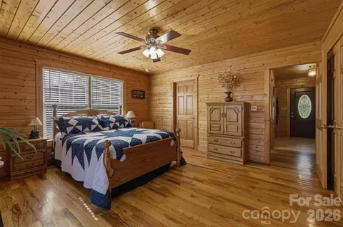 Bedroom - 5895 Old Hwy 70 Rd, Morganton, NC 28655 photo 2 of 5