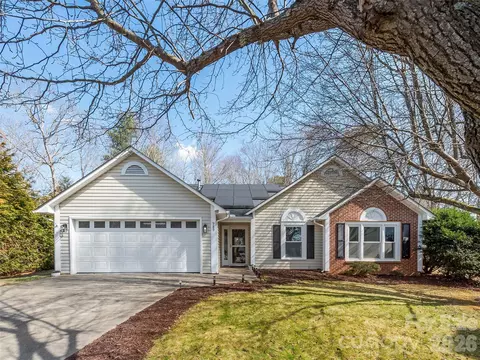 989 Thorncrest Ct, Fletcher, NC 28732