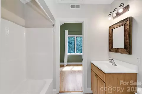 Bath - 72 Memory Ln, Brevard, NC 28712 photo 2 of 5