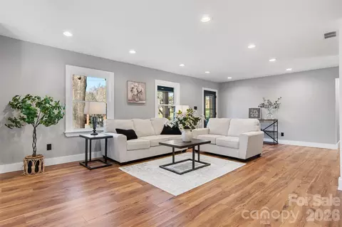 1206 9th Nw St NW, Hickory, NC 28601 photo 2
