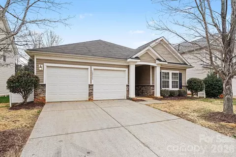 10926 Kinnairds St, Charlotte, NC 28278