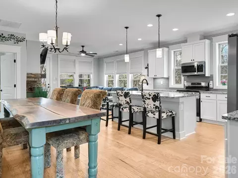 554 Sweet Birch Park Ln, Black Mountain, NC 28711