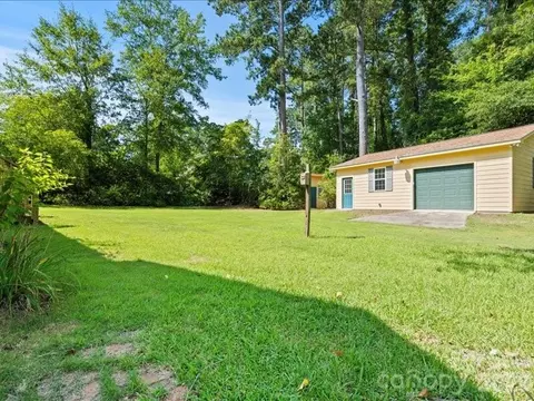 Exterior - 201 Poplar St, Cheraw, SC 29520 photo 4 of 8
