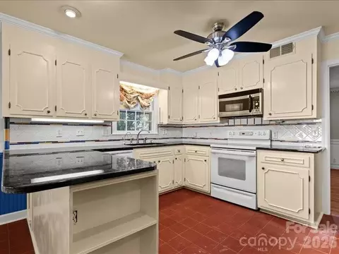 Kitchen - 201 Poplar St, Cheraw, SC 29520 photo 3 of 4