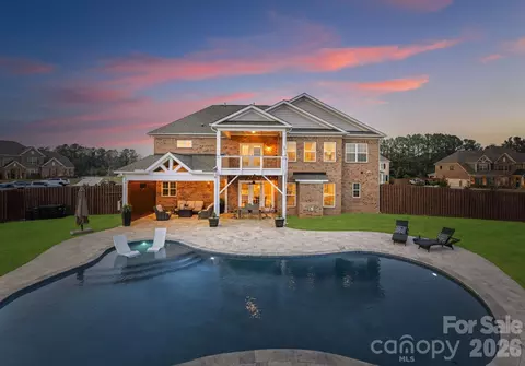 1053 Harlows Crossing Dr, Matthews, NC 28104
